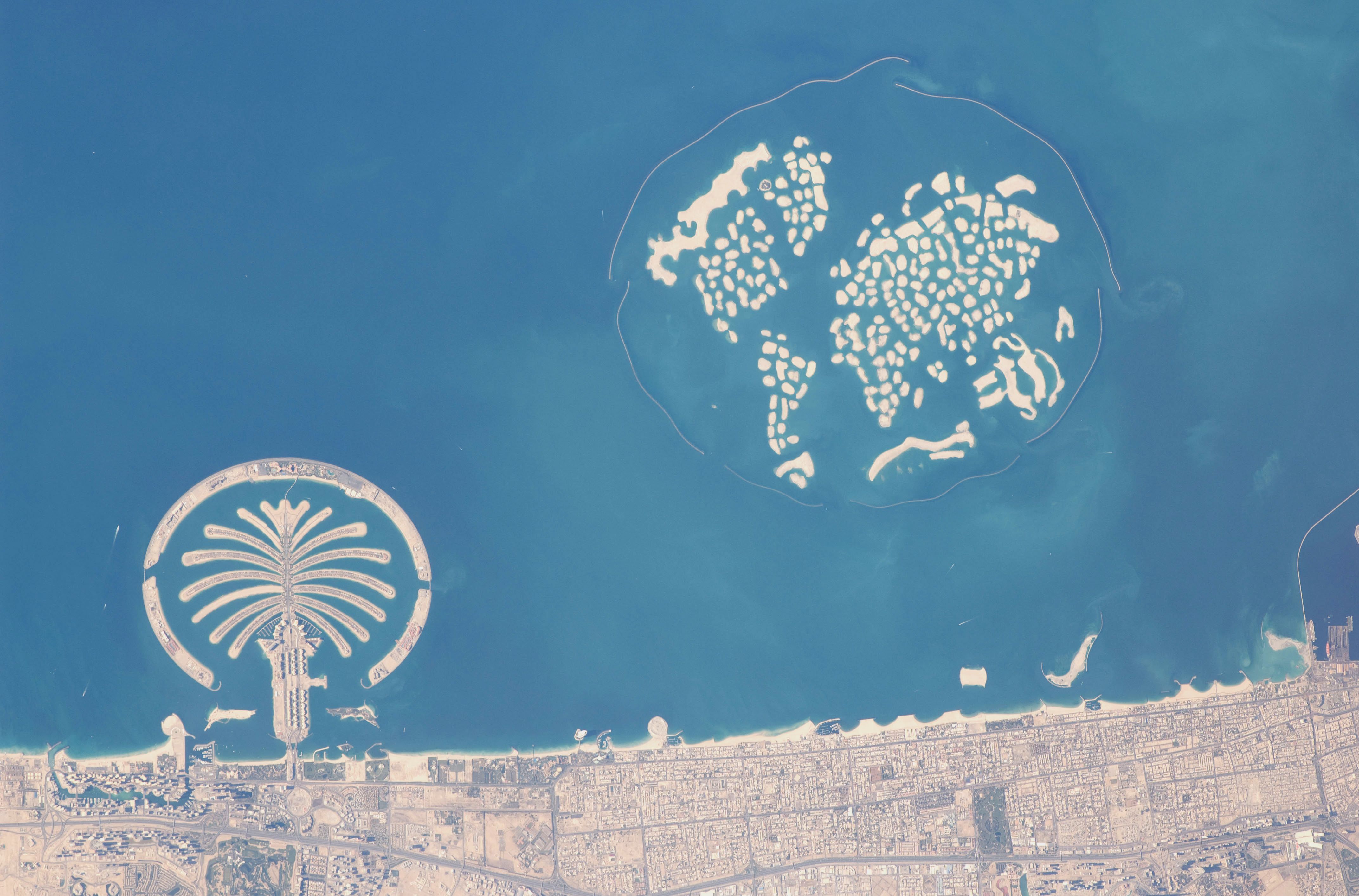 Imagem de satélite mostra o arquipélago próximo à costa de Dubai (Reprodução).