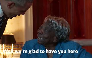 2Senhora de 106 anos dá show de animação ao conhecer Obama