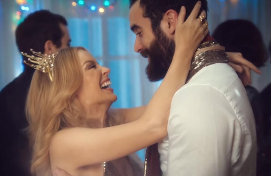 Música - Confira o clipe de "Every Day's Like Christmas", de Kylie Minogue