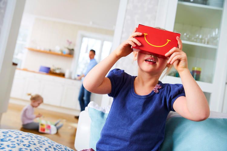 comportamento-conheca-nova-caixa-do-mclanche-feliz-que-vira-oculos-de-realidade-virtual