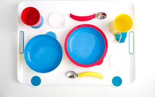 Utensílios de mesa, coloridos e com formatos especiais, projetados para pessoas com Alzheimer. (Foto: Divulgação/Eatwell)