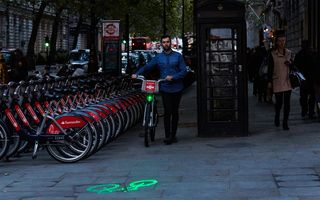 iBikes usam raio laser para criar ciclofaixa nas ruas