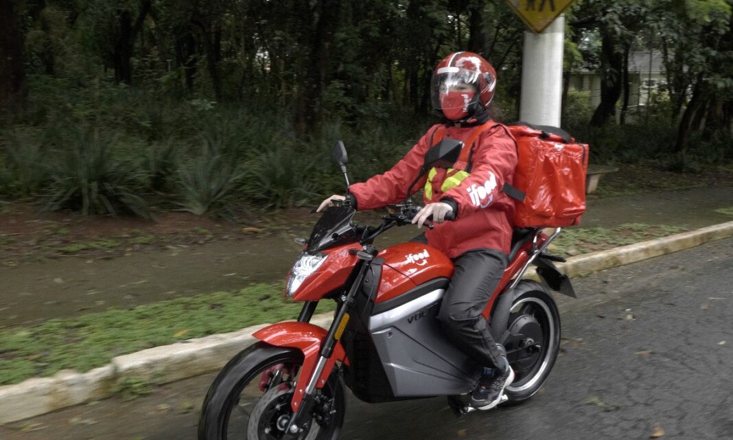 A empresa brasileira do ramo de entrega de comida pela internet, fundada há 11 anos, coloca à venda a moto elétrica por R$ 9.999,90
