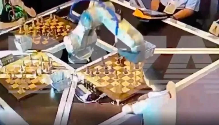Jogador de xadrez, robô quebra dedo de menino em Moscou